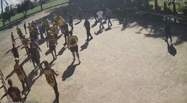 Membros de organizada dentro do CT do Sport na quarta-feira (16/07)
