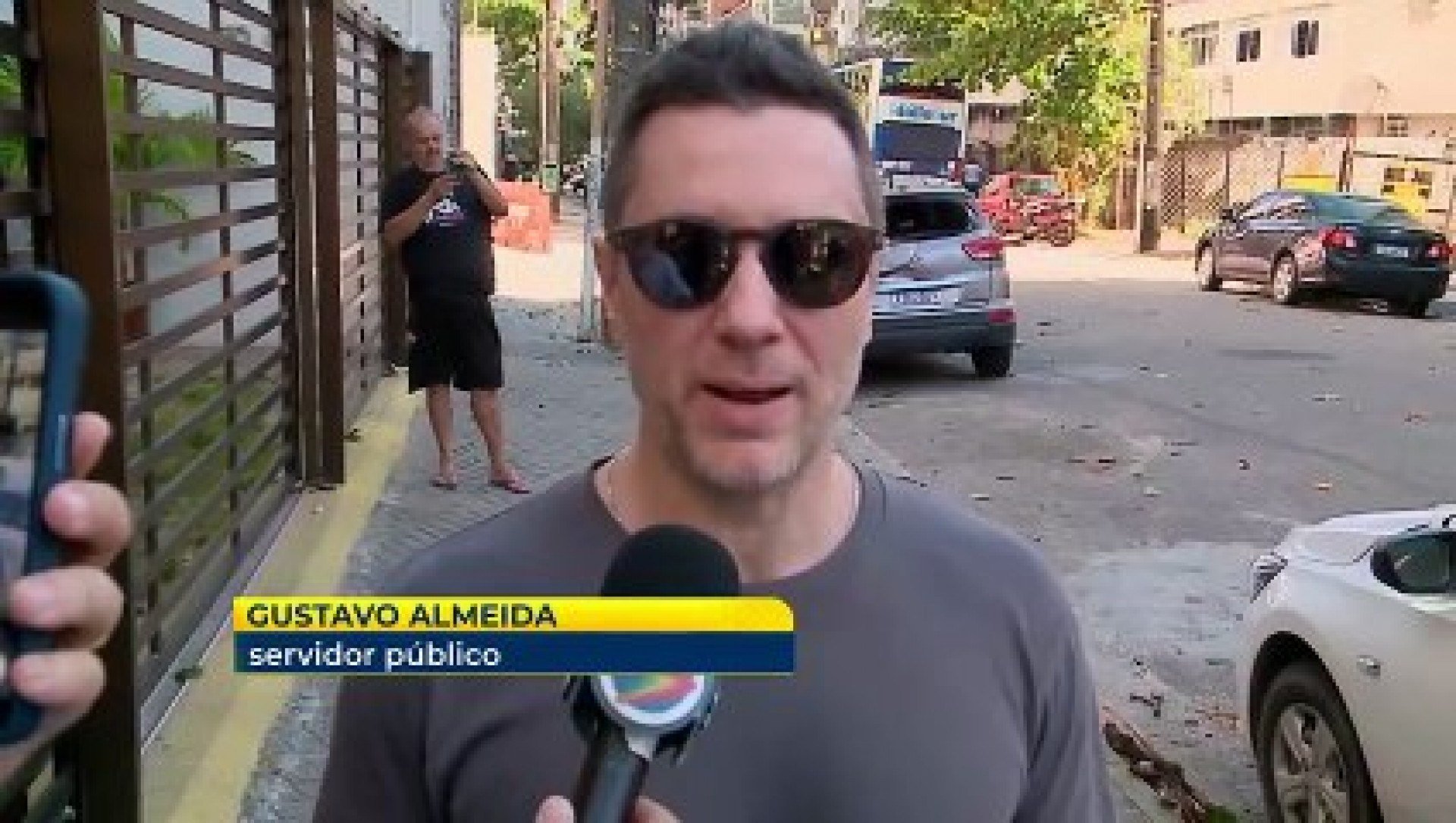 Queda de árvore causa destruição em carros estacionados na Zona Sul do Recife