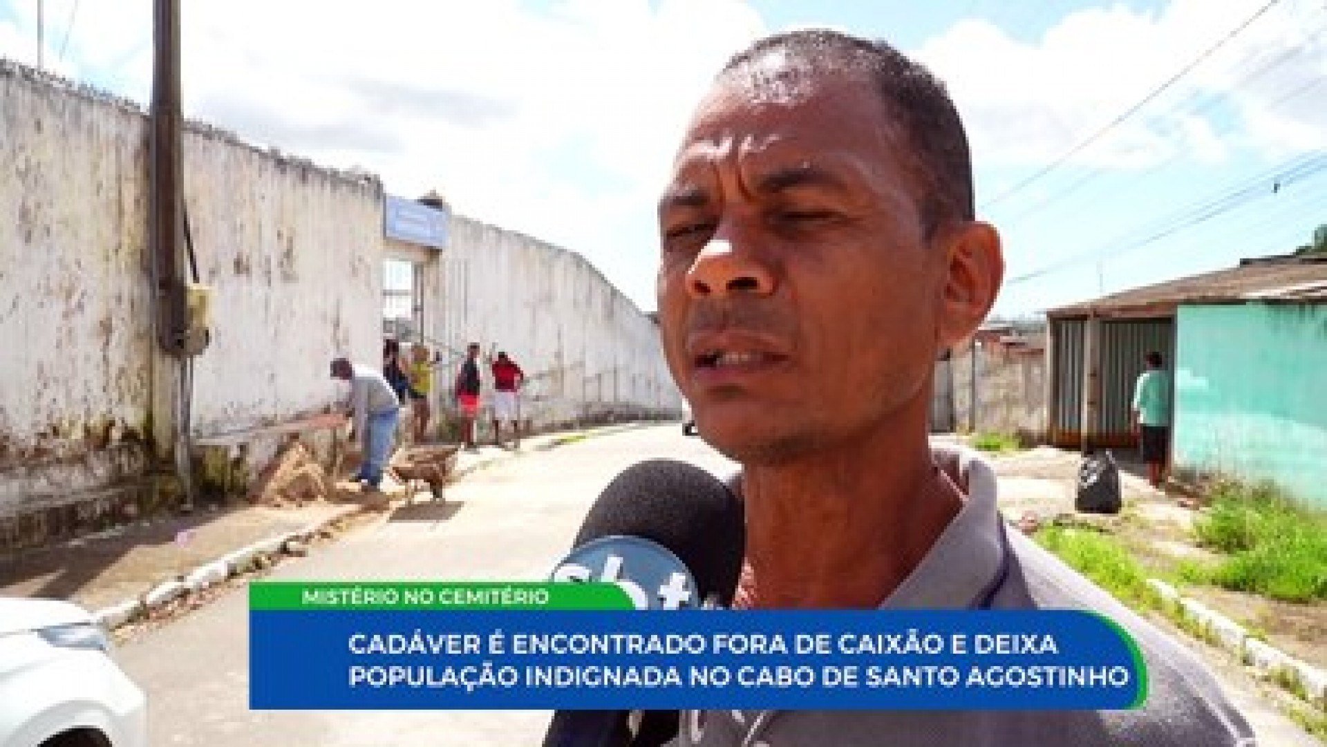 Moradores do Cabo de Santo Agostinho se revoltam ao encontrar corpo em decomposição fora de túmulo em cemitério