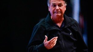 A decisão de Moraes destaca que "as postagens" de Bolsonaro "evidenciam as condutas de embaraçar a ação penal que tramita 