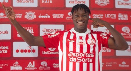 Samuel Otusanya em apresentação na primeira passagem pelo Náutico