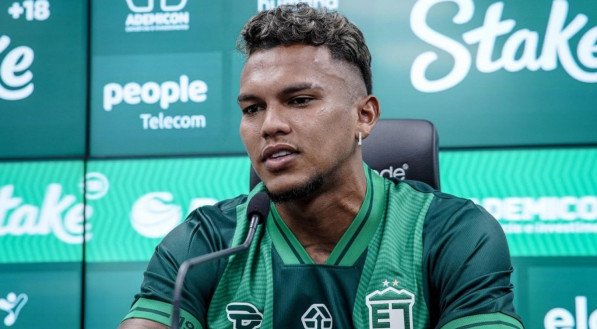 Atacante é apresentado como reforço para a sequência da temporada