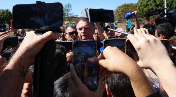 Bolsonaro concedeu uma entrevista a jornalistas após colocar a tornozeleira, na Secretaria de Estado de Administração Penitenciária, em Brasília