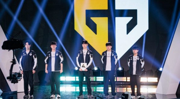 Na manhã desta sexta-feira (18), a Gen.G venceu a FlyQuest por 2 a 0 e avançou para as semifinais da Copa do Mundo de League of Legends