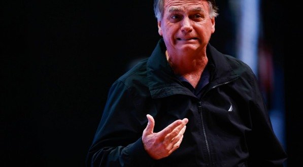 A decisão de Moraes destaca que "as postagens" de Bolsonaro "evidenciam as condutas de embaraçar a ação penal que tramita