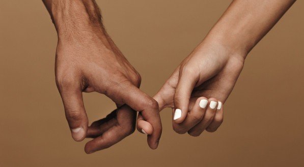 Imagem ilustrativa de um casal segurando as mãos!