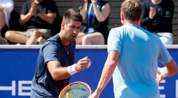 Brasileiro atua ao lado do sueco Andre Goransson e joga neste sábado contra principais favoritos no torneio onde é o atual campeão