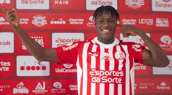 Samuel Otusanya em apresentação na primeira passagem pelo Náutico