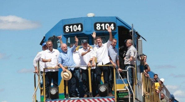 Presidente Lula percorreu trecho da ferrovia e reiterou compromisso de garantir recursos para conclusão da obra