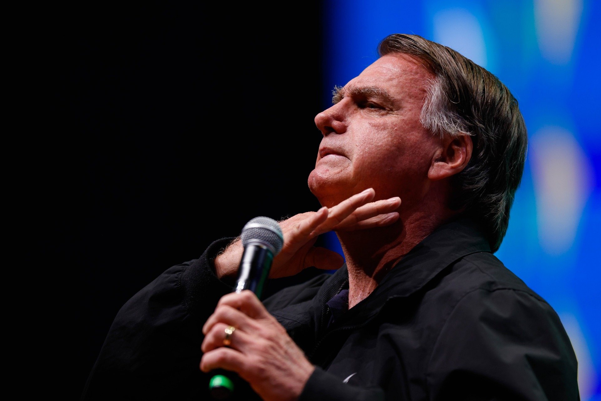 "Estou me sentindo humilhado" diz Bolsonaro após ter que usar tornozeleira eletrônica