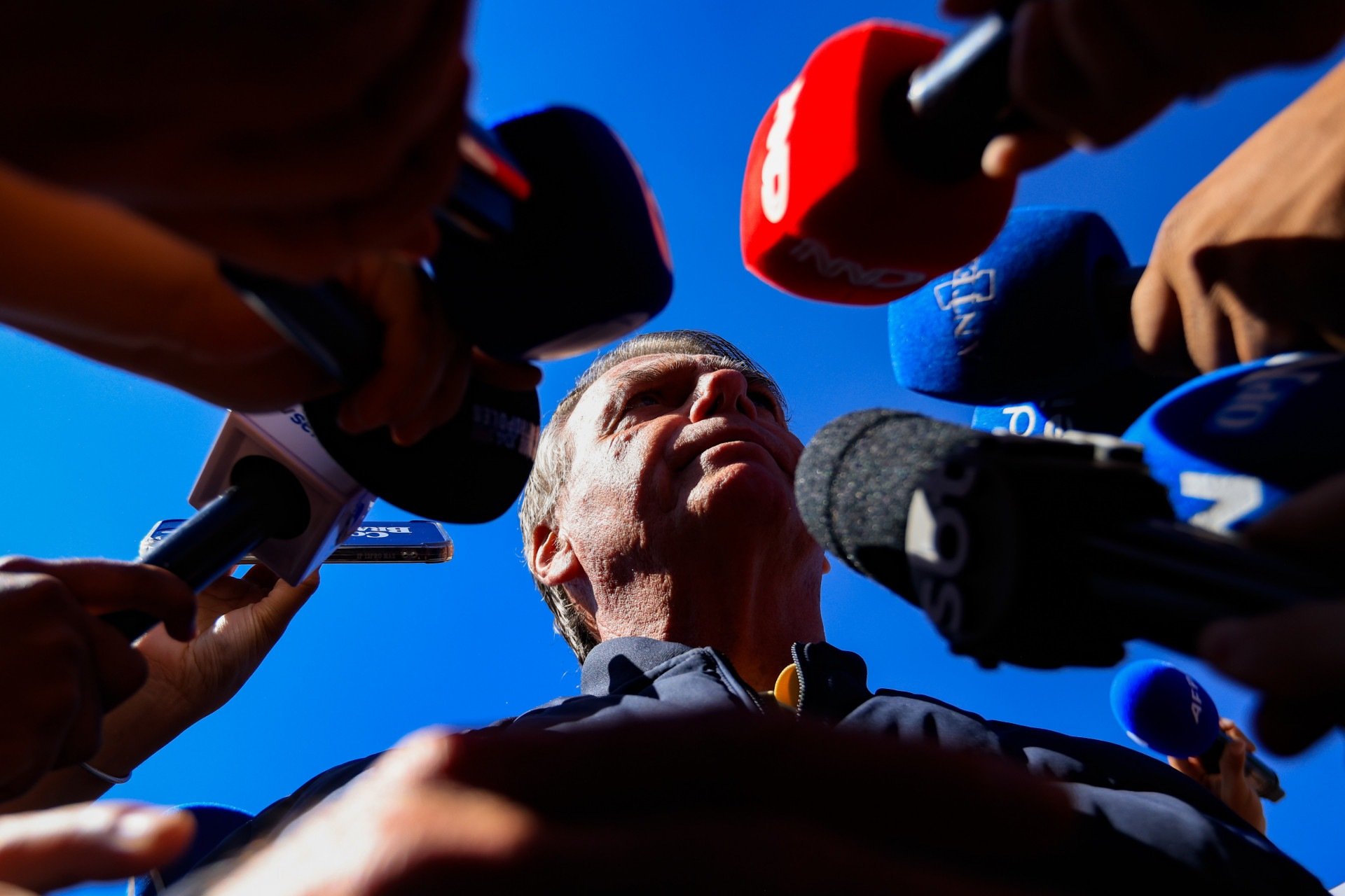 Ação da PF contra Bolsonaro ganha repercussão internacional e domina redes no Brasil