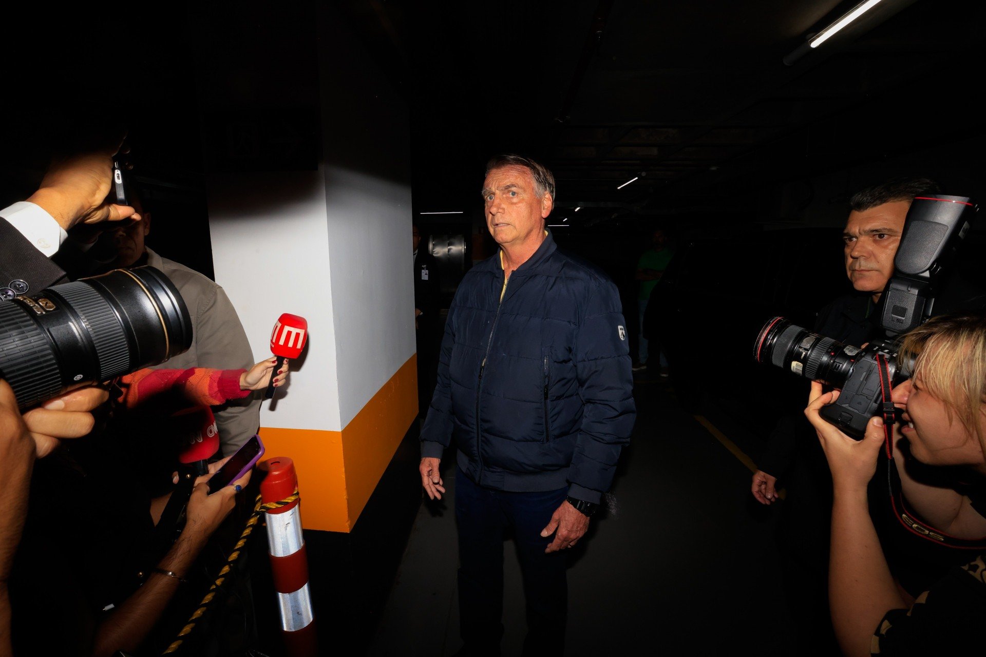Bolsonaro tem prisão domiciliar decretada por Moraes