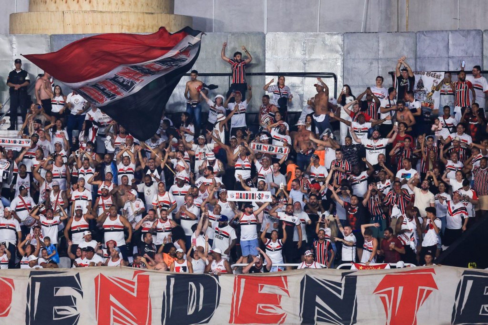 Organizada do São Paulo se reúne com jogadores, Muricy e Crespo no CT da Barra Funda