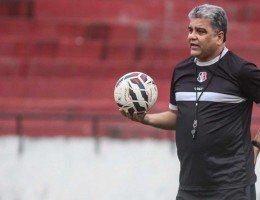 Marcelo Cabo, técnico do Santa Cruz, em treino no Arruda