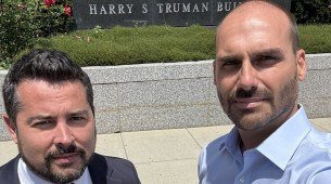Eduardo Bolsonaro posta foto com "chefe dos embaixadores" dos Estados Unidos