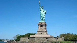 A Estátua da liberdade exala símbolos. Ela representa a deusa romana Libertas que personifica a autonomia, a independência e todas as faces da libertação humana