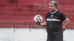 Marcelo Cabo, técnico do Santa Cruz, em treino no Arruda