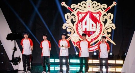 Na manhã deste sábado (19), a Anyone's Legend atropelou e venceu a T1 por 2 a 0, se garantindo na final da Copa do Mundo de League of Legends