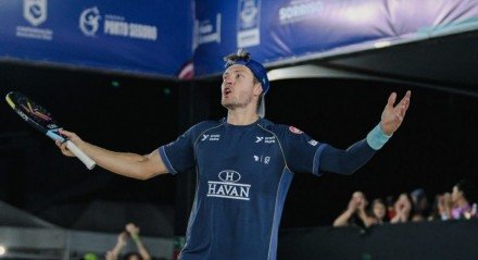 Os campeões mundiais começaram com vitória, nesta sexta-feira, no inédito torneio internacional de Beach Tennis realizado na Arena Porto Seguro em Sorriso (MT), evento da categoria BT 100 com mais de 100 pontos no ranking mundial e premiação total de US$ 10 mil. Antomi Ramos, da Espanha, bicampeão mundial, e o jovem Enzo Vachiano, de Cuiabá [&#8230;]
