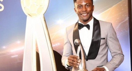 Atacante brasileiro foi o goleador máximo do campeonato e foi homenageado na cerimônia oficial que reuniu os melhores da competição