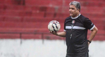 Marcelo Cabo, técnico do Santa Cruz, em treino no Arruda