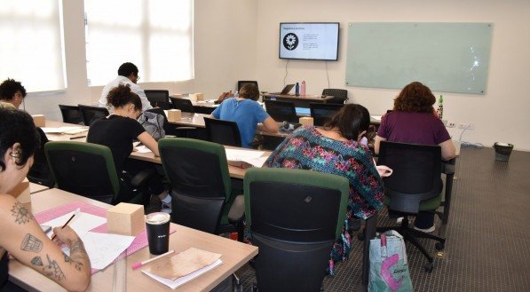 Imagem de sala de aula de cursos da Fundaj