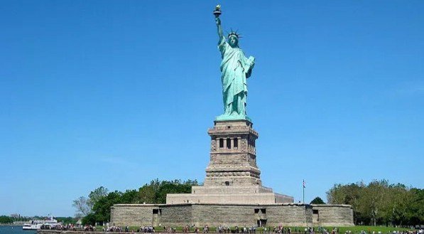 A Estátua da liberdade exala símbolos. Ela representa a deusa romana Libertas que personifica a autonomia, a independência e todas as faces da libertação humana
