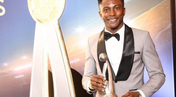 Atacante brasileiro foi o goleador máximo do campeonato e foi homenageado na cerimônia oficial que reuniu os melhores da competição