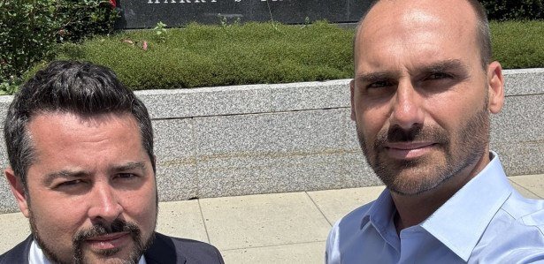Eduardo Bolsonaro posta foto com 