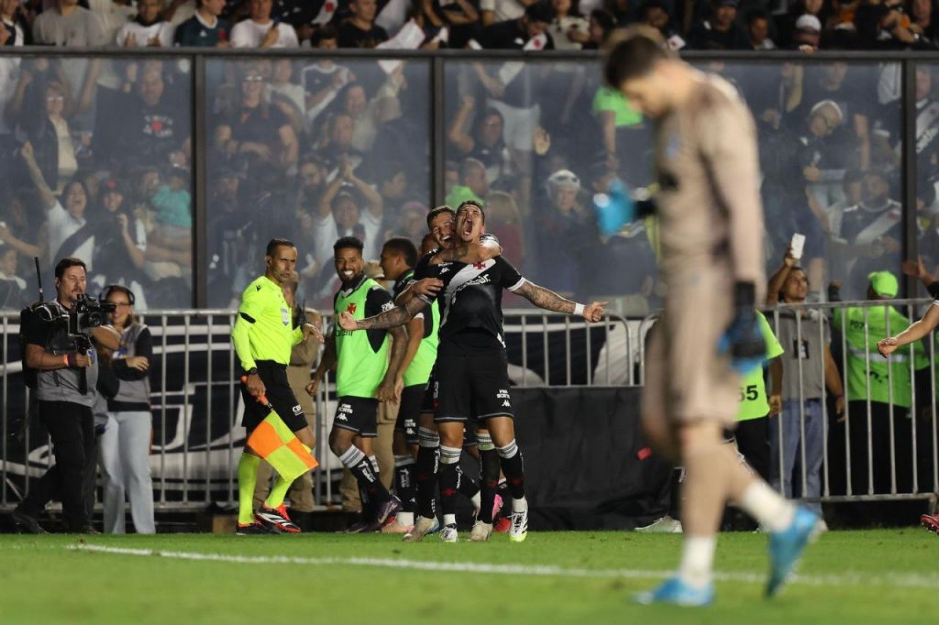Vasco sofre gol no fim e vê Z4 cada vez mais perto