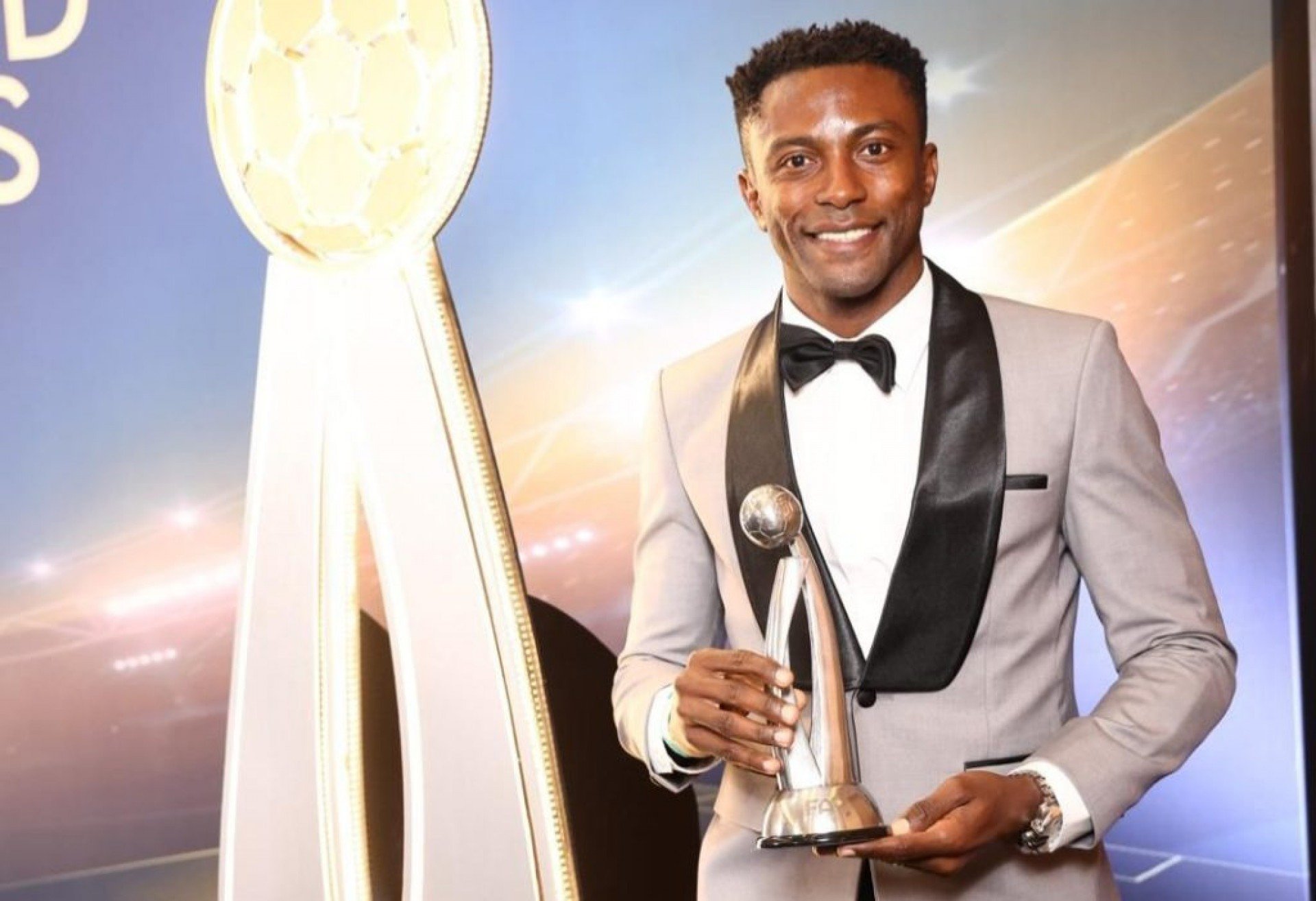 Welington Smith recebe prêmio de artilheiro da Thai League 2 em cerimônia após 23 gols na temporada