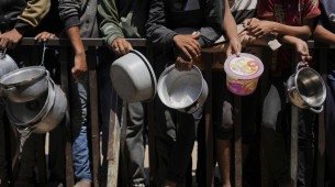 73 palestinos foram mortas enquanto esperavam por ajuda humanitária em vários locais de Gaza