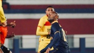 Vagner Love em ação pelo Retrô contra o Brusque