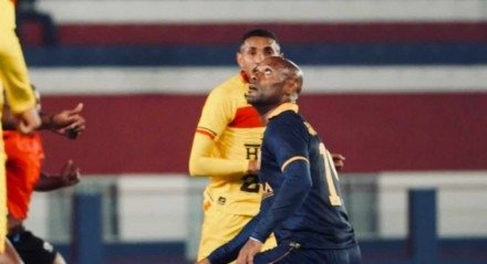 Vagner Love em ação pelo Retrô contra o Brusque