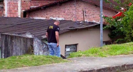 Homem é alvejado dentro de casa por suspeitos que fugiram de moto