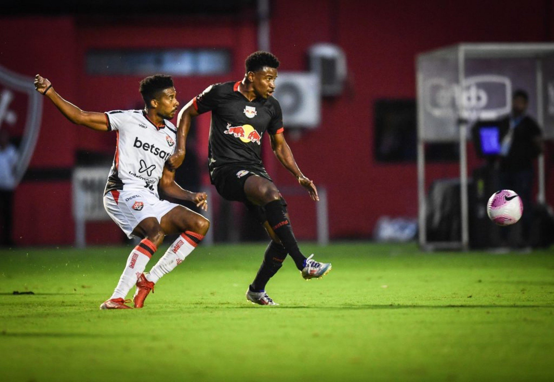 Red Bull Bragantino encara o Vitória visando a liderança do Brasileirão