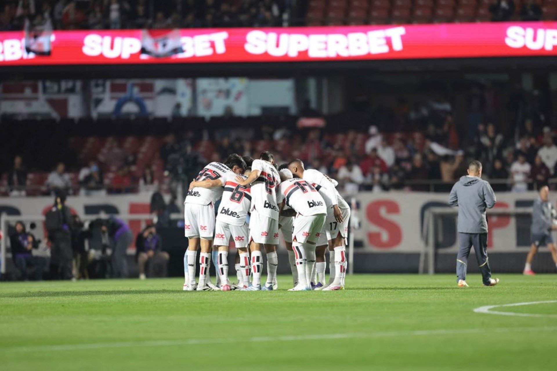 São Paulo vence o Corinthians e se afasta da zona de rebaixamento