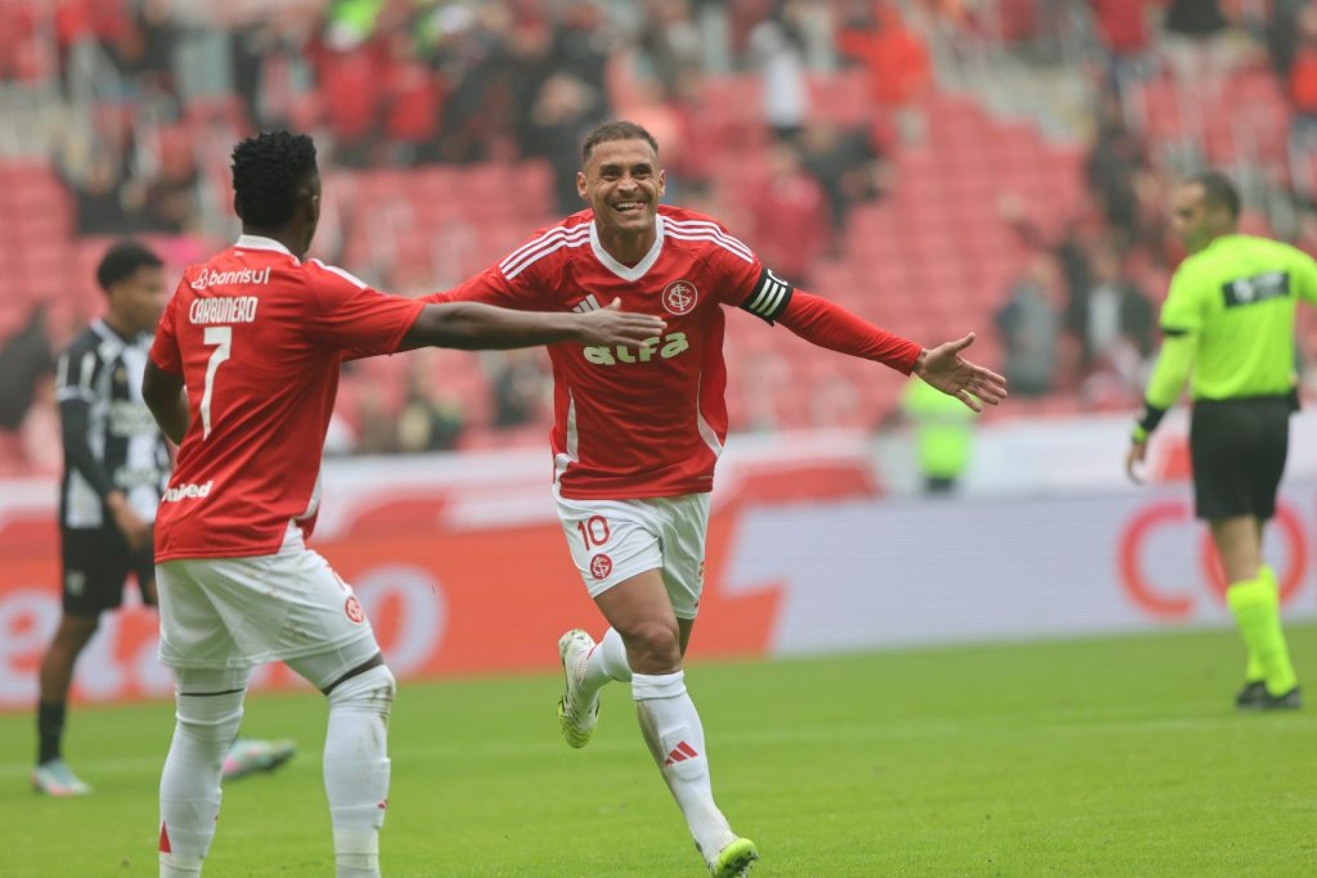 Inter vence o Ceará e engata segunda vitória seguida no Brasileiro
