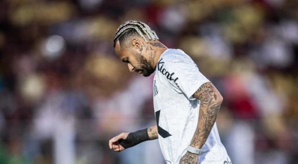 Derrota fora de casa. O Santos foi superado pelo Mirassol por 3 a 0, neste sábado, pela 15ª rodada do Brasileirão. Gabriel Brazão brilhou no primeiro tempo, mas o adversário aproveitou as chances na etapa final. Próximo desafio: quarta-feira, na Vila, contra o Internacional.