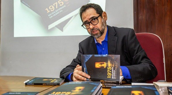 Durante noite de aurtógrafos, leitores compartilharam memórias da enchente e emocionaram o autor com relatos pessoais