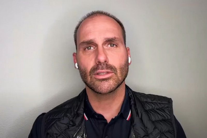 Eduardo Bolsonaro segue com mandato válido, mesmo morando nos EUA