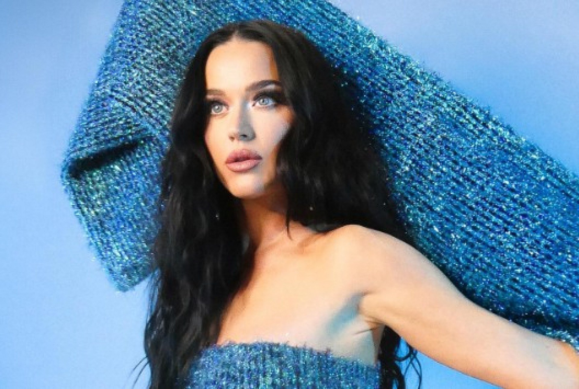 Katy Perry quase cai durante voo em borboleta gigante em show; veja vídeo