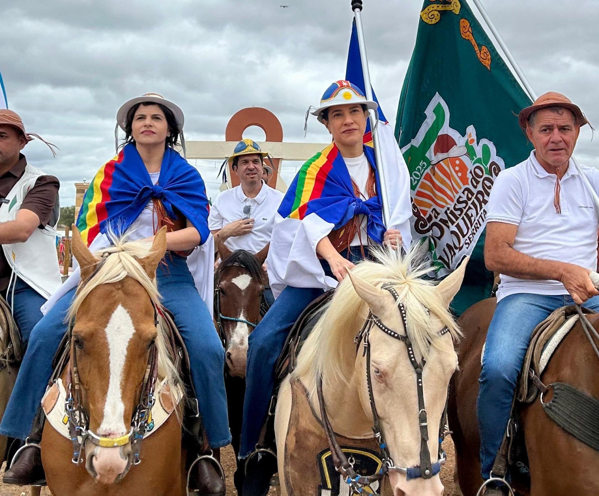 Raquel Lyra reforça articulação política no Sertão durante Missa do Vaqueiro