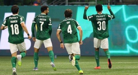 Palmeiras supera noite inspirada de Hulk, faz 3 a 2 no Atlético e se aproxima ainda mais das primeiras posições da tabela do Campeonato Brasileiro.