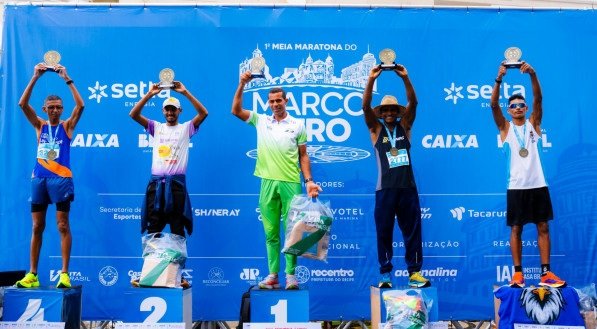 Pódio feminino do percurso de 21 km da 1ª Meia Maratona Marco Zero, realizado no último domingo (21)