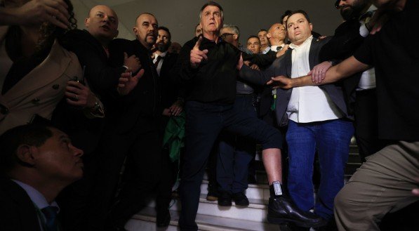 O ex-presidente da República Jair Messias Bolsonaro, usando tornozeleira eletrônica