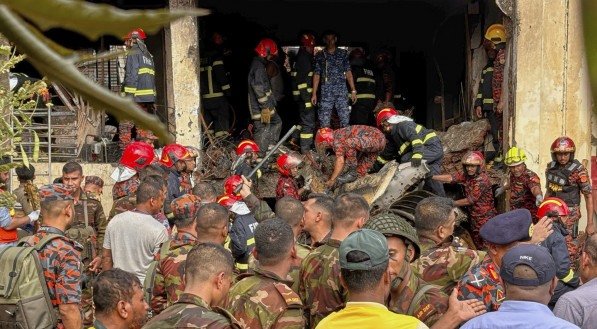 Avião militar da Força Aérea de Bangladesh caiu dentro do campus de uma faculdade no bairro de Uttara, no norte da cidade de Daca