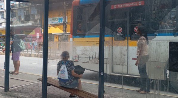 Voz do Leitor, 22/07: Bancos de abrigos de passageiros de ônibus quebrados