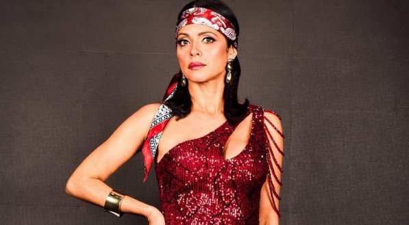 Cantora pernambucana Carina Lins voltou ao brega e lançou 'Papel de Homem'