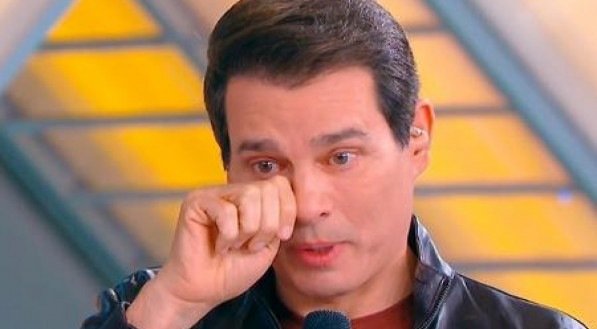 Celso Portiolli interrompe Domingo Legal e faz revelação aos prantos